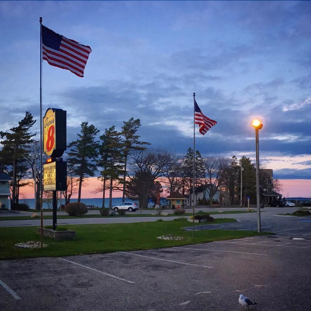 Super 8 By Wyndham Bridgeview Of Mackinaw City Kültér fotó