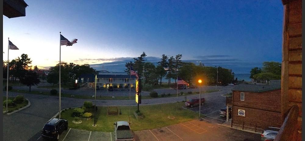 Super 8 By Wyndham Bridgeview Of Mackinaw City Kültér fotó
